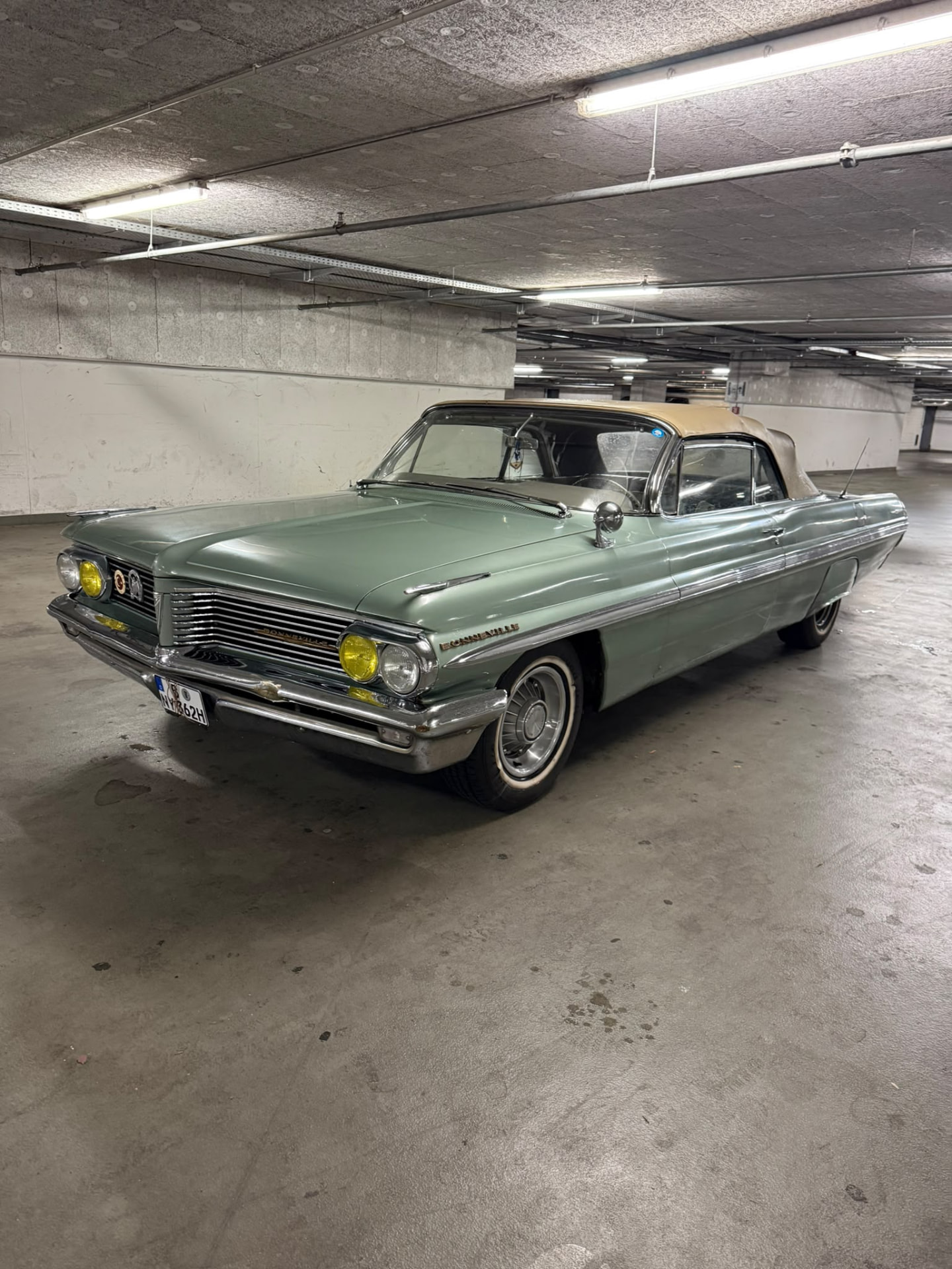 Pontiac Bonneville Cabriolet mit geschlossenem Verdeck