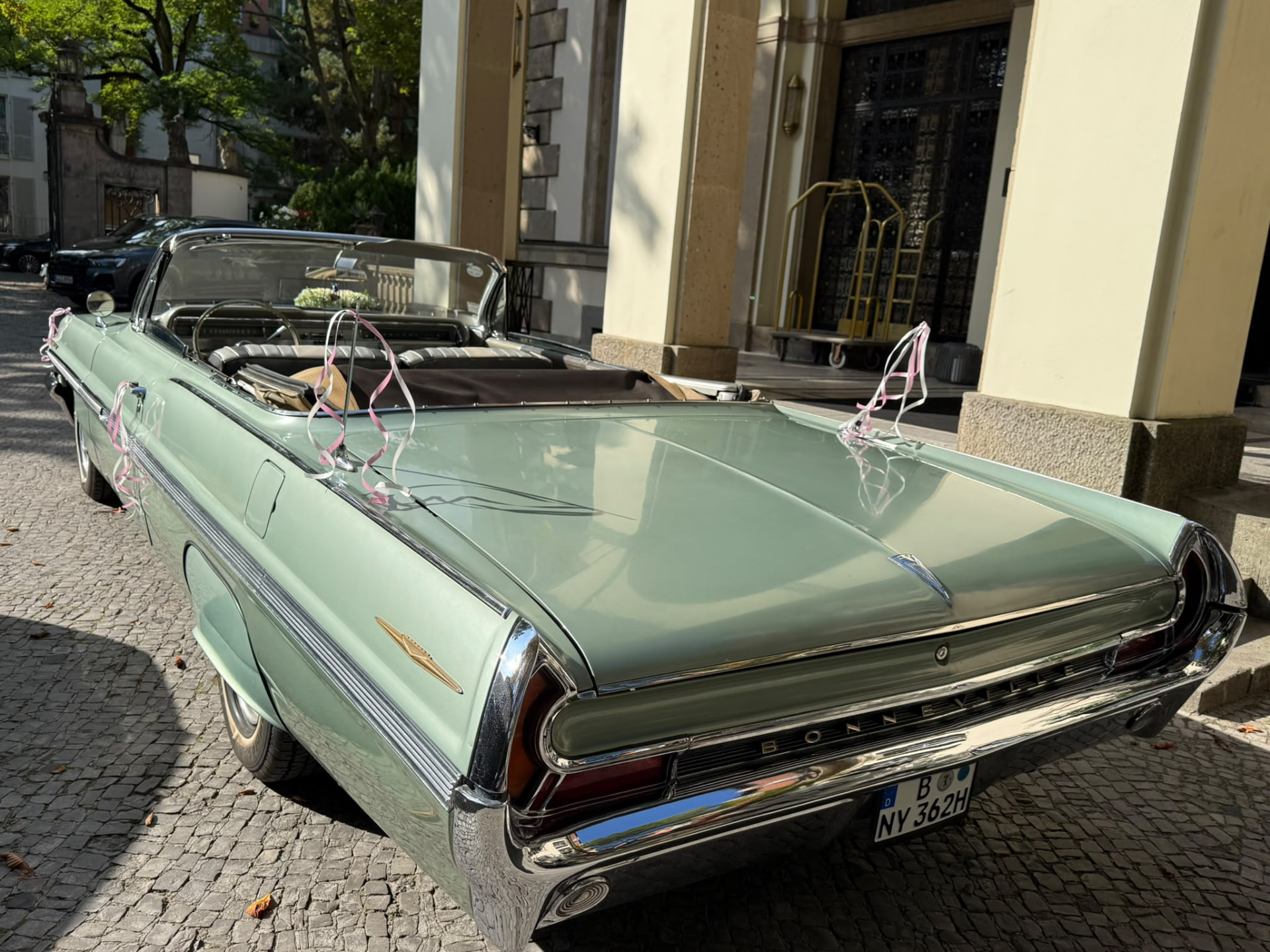 Pontiac Bonneville Cabriolet mit Schleifenschmuck von schräg hinten