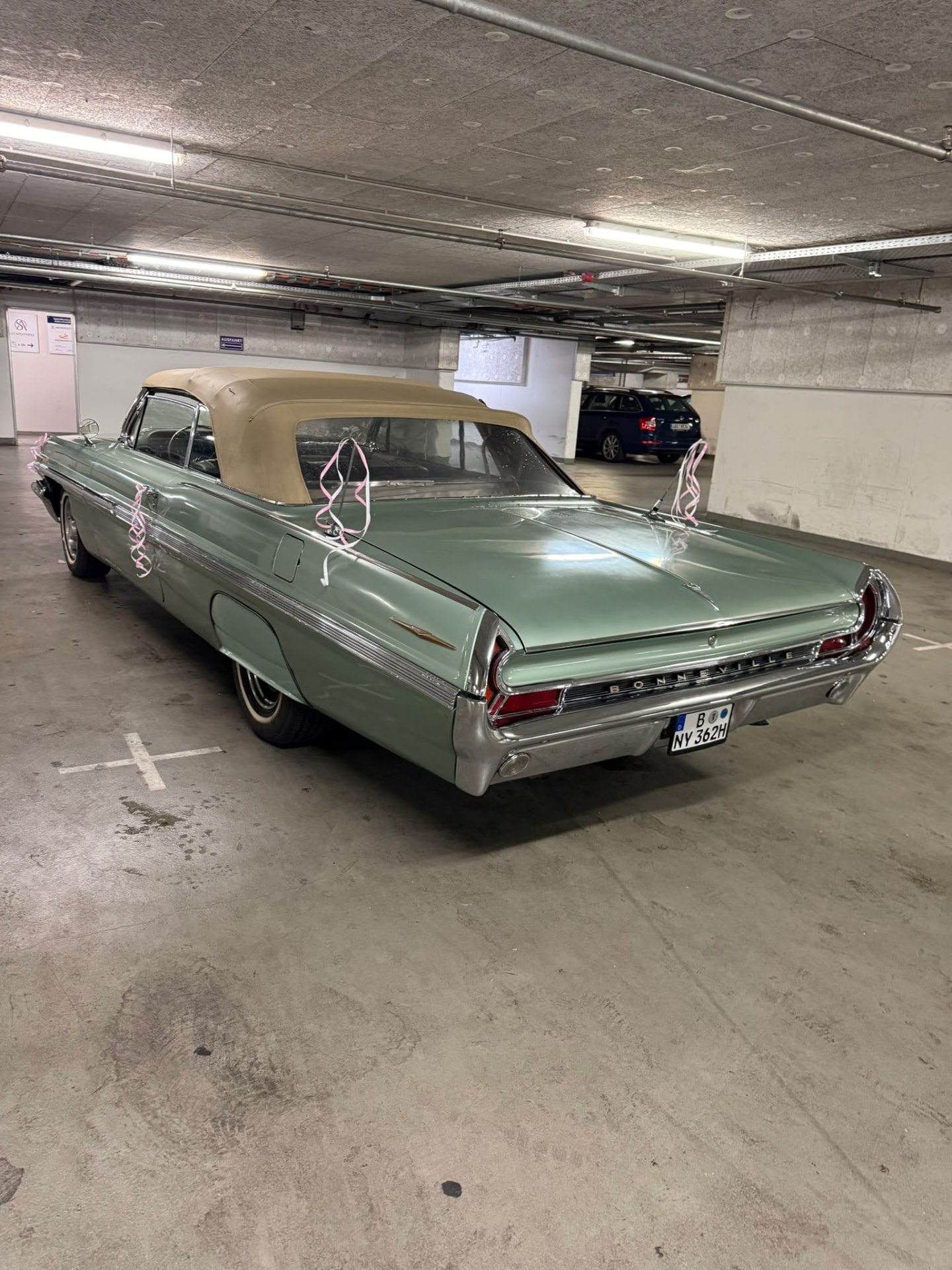 Pontiac Bonneville Cabriolet Heckansicht mit geschlossenem Verdeck