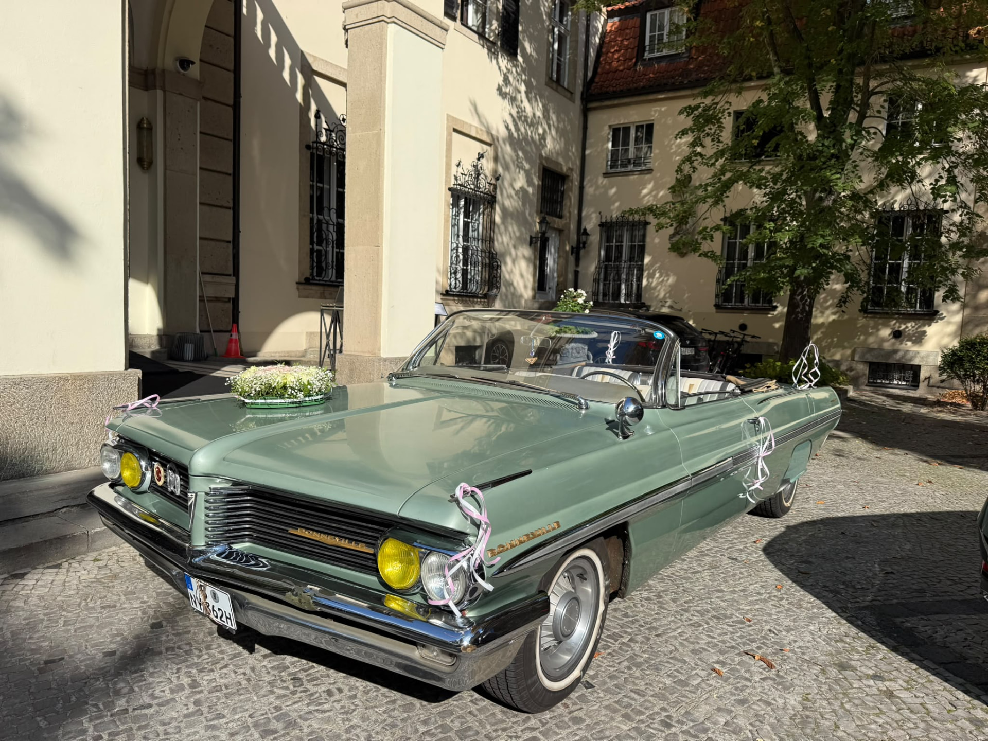 Pontiac Bonneville Cabriolet Frontansicht auf Kopfsteinpflaster